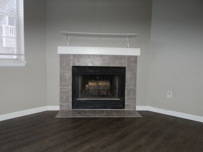 Building Photo - 1 bed 1 bath condo with 650 sf. with detached garage email for showing