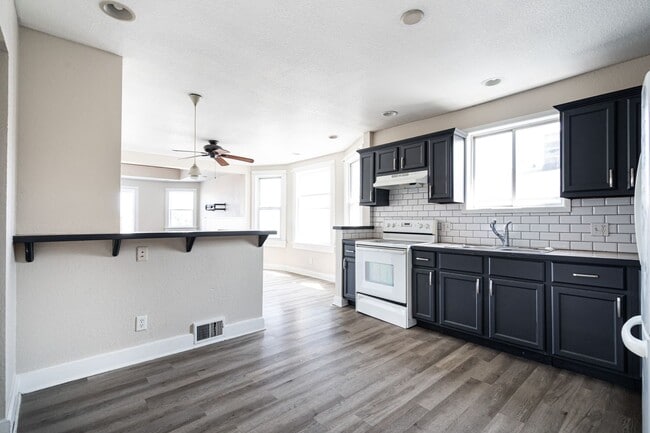 Building Photo - Beautiful 3 Bedroom + Den 2 Full Bath Uppe...