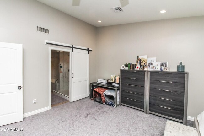 Building Photo - 907 E San Remo Ave