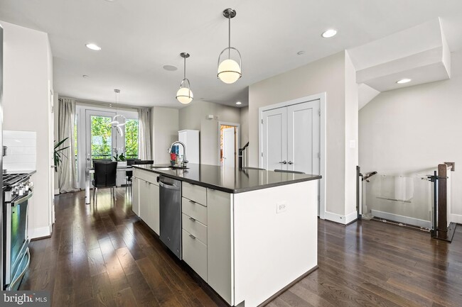 Building Photo - 1600 Beason St