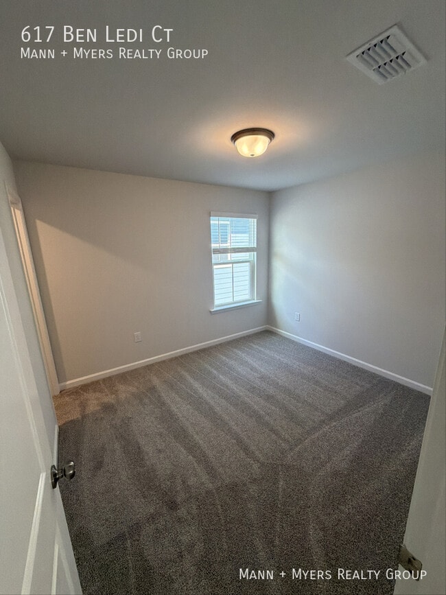 Building Photo - 617 Ben Ledi Ct