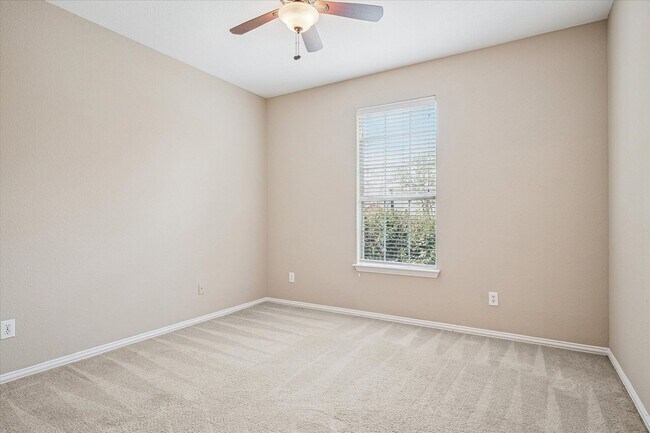 Building Photo - Awesome family home!