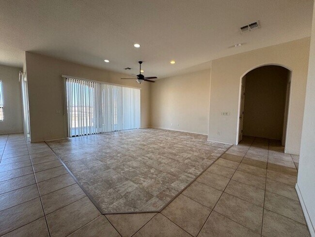 Building Photo - 3 Bedroom Exec Home Bullhead Parkway close...