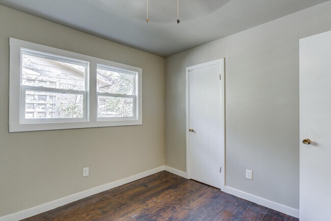 Building Photo - 1702 E 2nd St