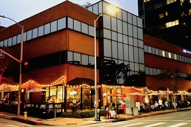 Building Photo - 11970 Montana Ave