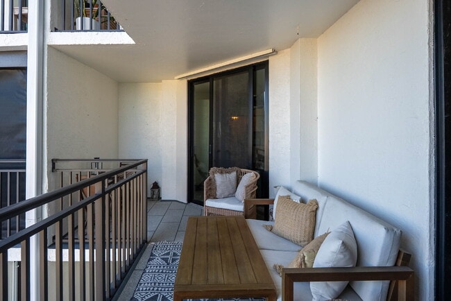 Building Photo - TURNKEY FURNISHED WATERFRONT RENTAL – Live the Island Life on Siesta Key