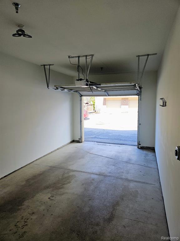 Building Photo - 264 Village Way S