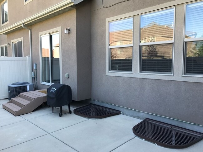 Building Photo - Beautiful 4 bedroom Riverton Townhome for ...