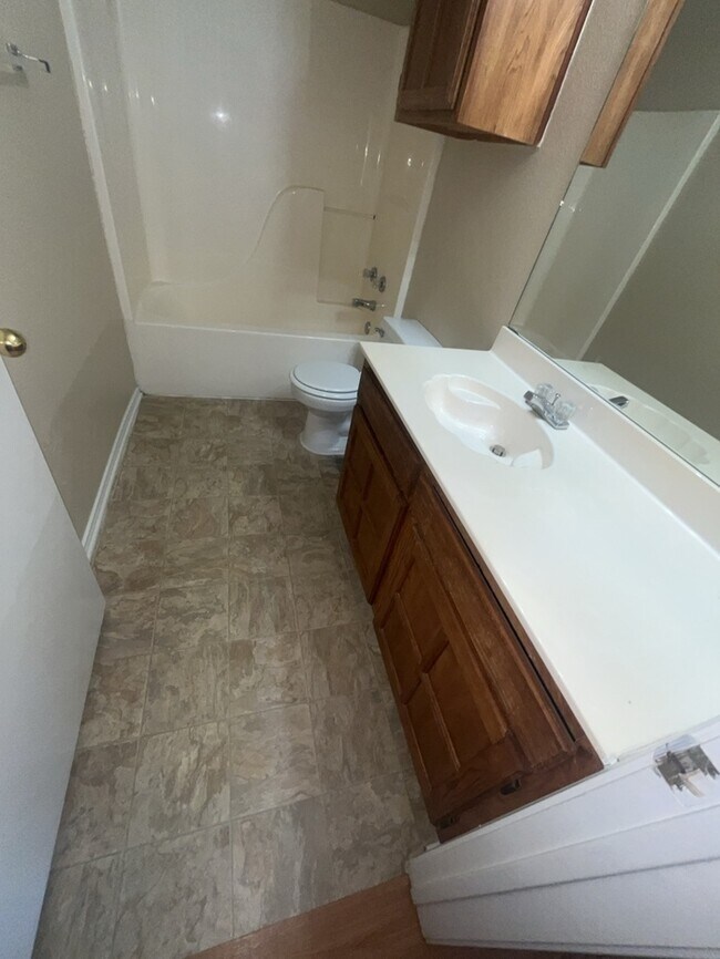 Building Photo - 2nd floor apartment water included! walkin...