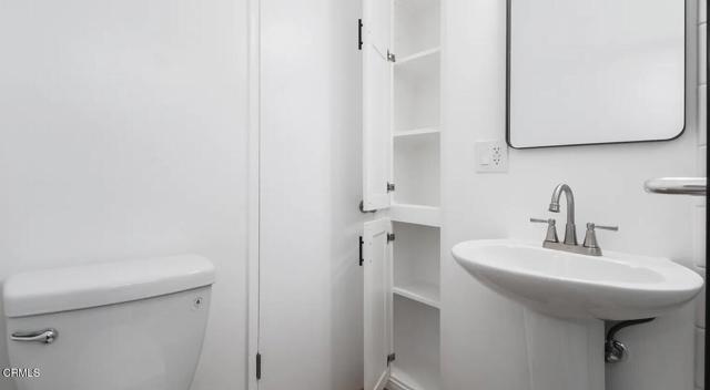 Building Photo - 230 N Hollywood Way