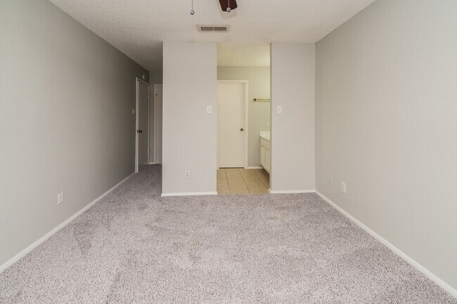 Building Photo - 200 Pecan Dr