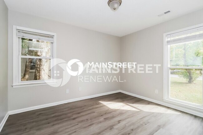 Building Photo - 3 Bedroom Pet-Friendly Home in Charlotte, NC with Main Street Renewal
