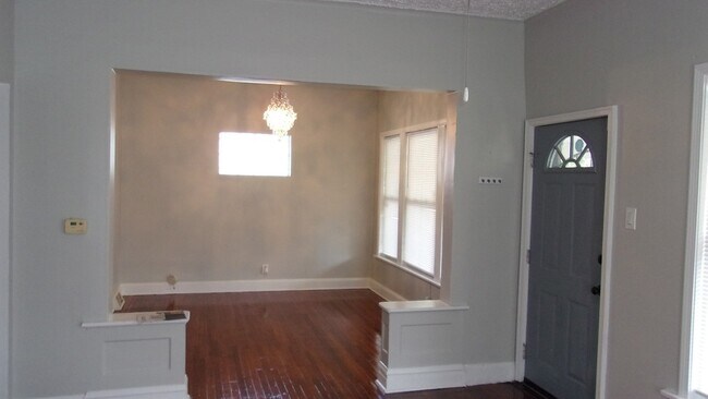 Building Photo - 50 W 108th St