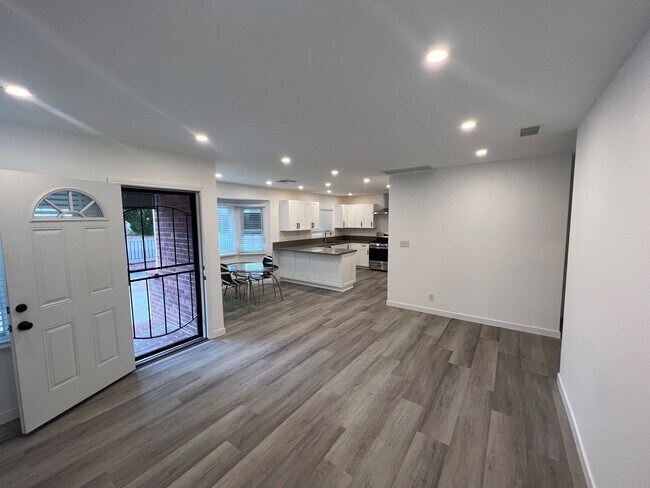 Building Photo - 7512 Tampa Ave