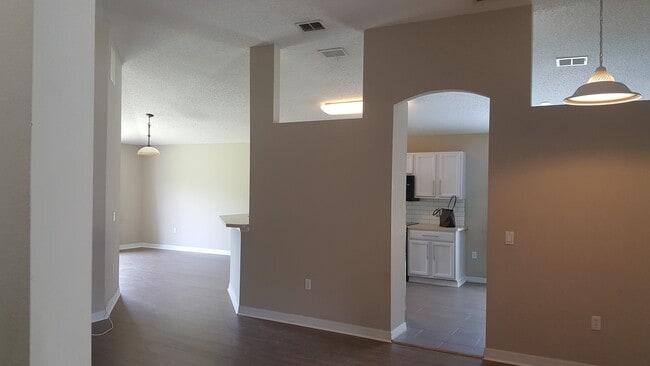 Building Photo - 3 bedroom 2 bath home