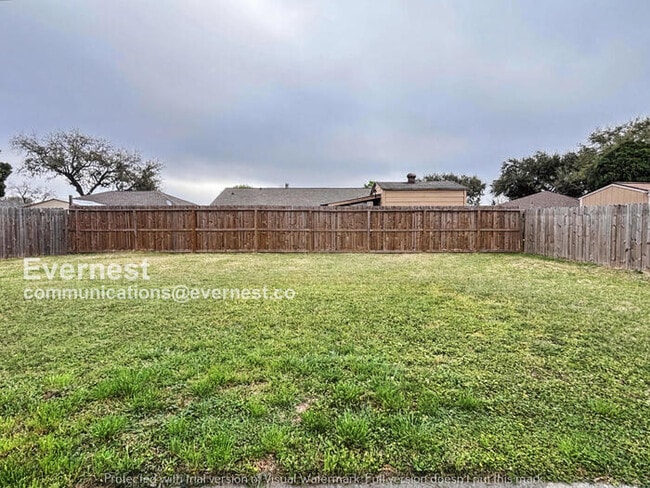 Building Photo - 3 Bed, 2 Bath Home with Garage and Fenced Yard / Pet-Friendly /Available Now!
