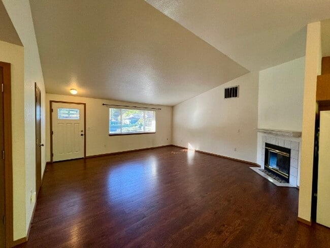 Building Photo - PENDING APPLICATION; 3 BD w/ Vaulted Ceiling