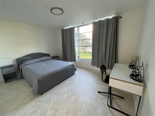 Building Photo - 3090 N Course Dr