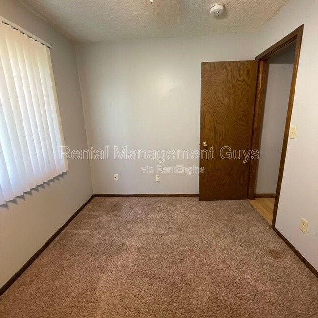 Building Photo - 8693 Maplebrook Pkwy N