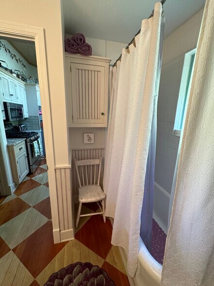 Full bath - 123 S Ferry Dr
