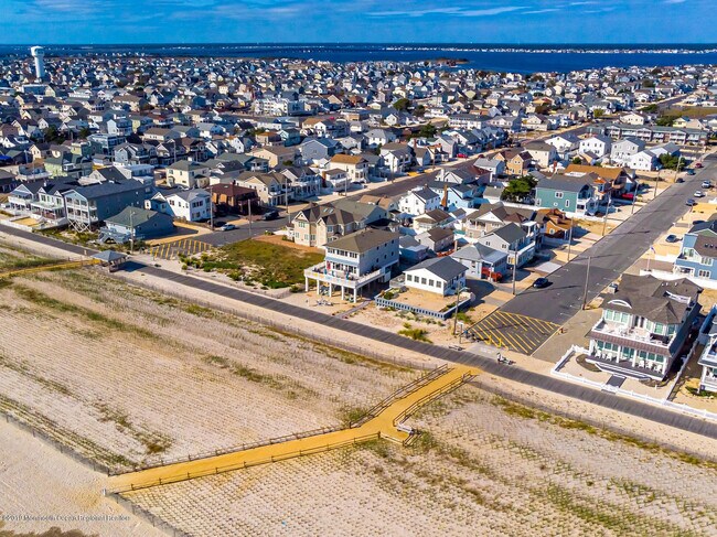 Building Photo - 2102 Oceanfront