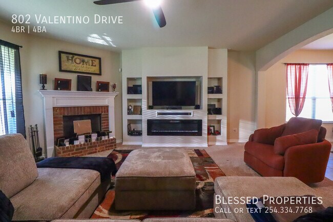 Building Photo - 802 Valentino Dr
