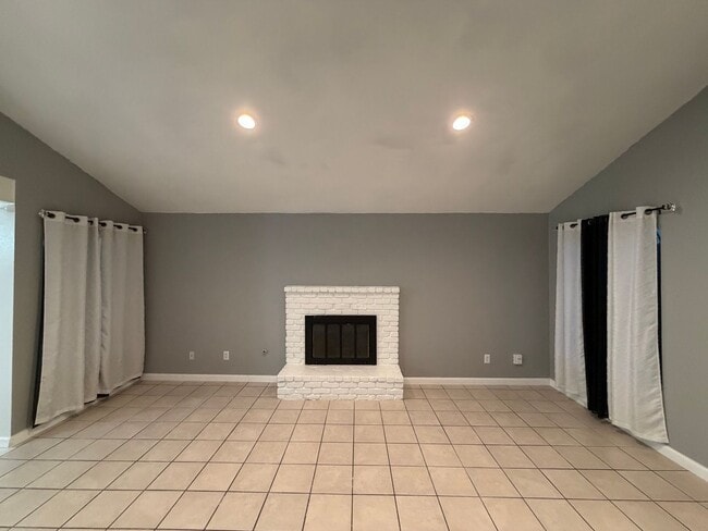 Building Photo - Move in ready 3 Bd 2BA home in upper NE Bakersfield
