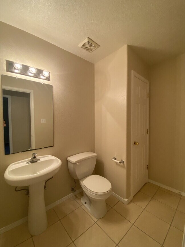 Building Photo - COMMUNITY POOL - LARGE 4 BEDROOM - Master Upstairs