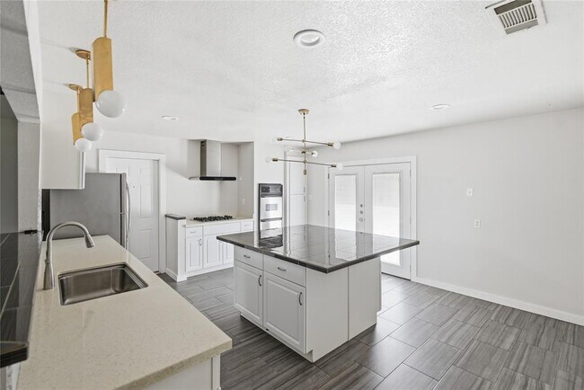 Building Photo - 5503 Basswood Ln