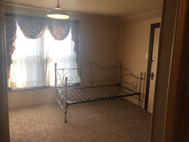 Building Photo - 2 bedroom, 1.5 bath home with off street p...