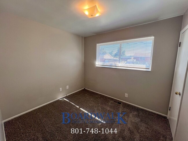 Building Photo - Awesome Sandy 5 Bed 2 Bath House!