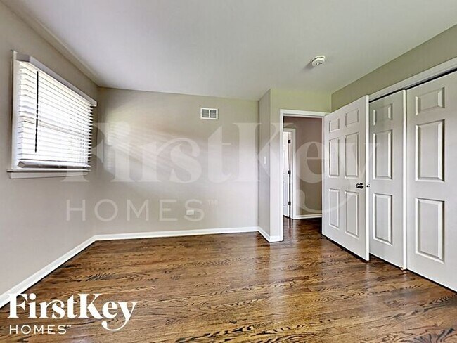 Building Photo - 16322 Kenwood Ave