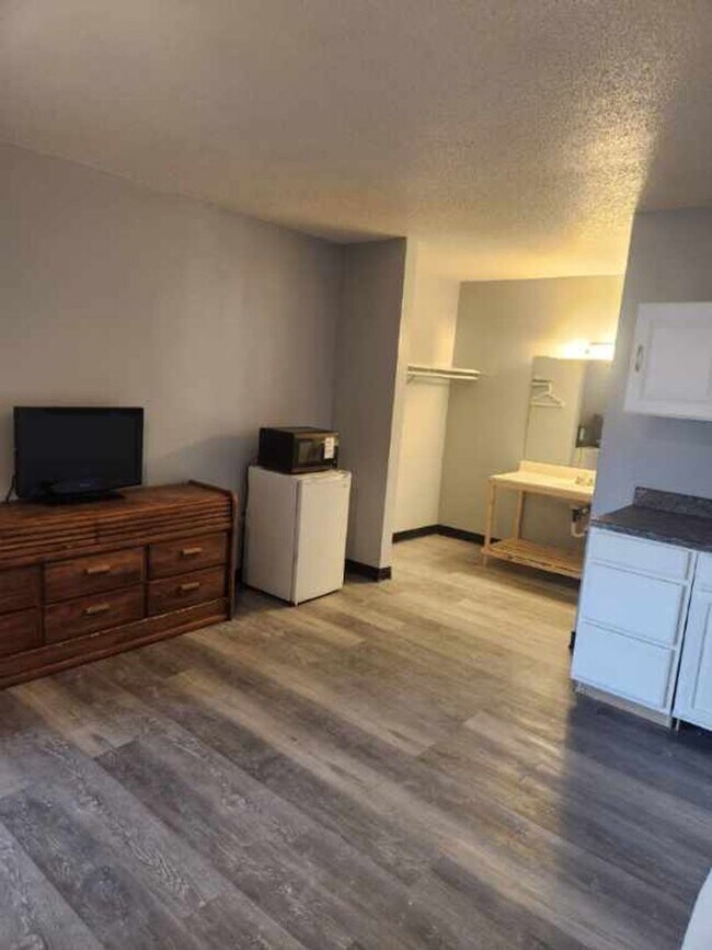 Building Photo - 1 Bed/1 Bath Micro Unit - Accepting HUD/Section 8 Vouchers!