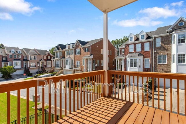 Building Photo - 321 Creekbank Way SE