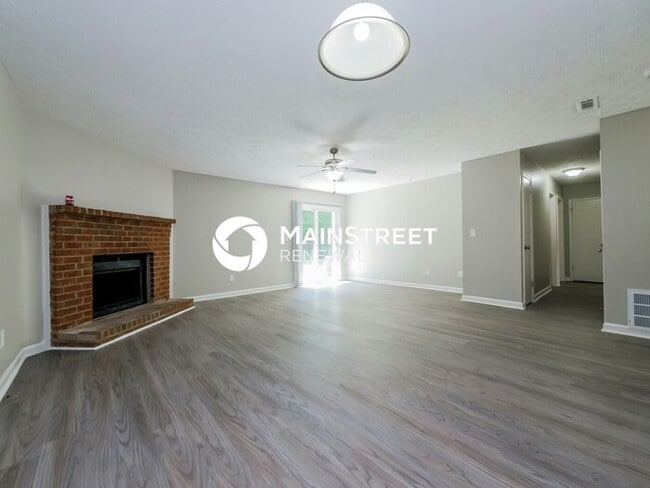 Building Photo - 3 Bedroom Pet-Friendly Home in Jonesboro, GA with Main Street Renewal