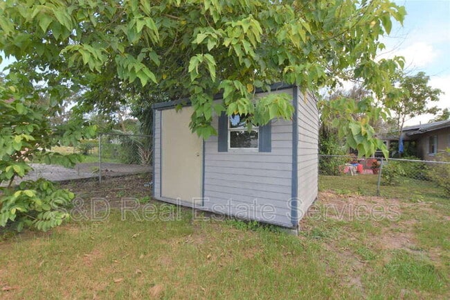 Building Photo - 1015 E Tee Cir