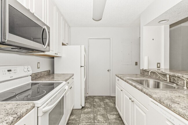 Building Photo - Open Concept Condo! 2 Bedrooms & 2.5 Baths!
