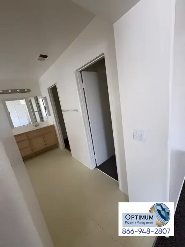 Building Photo - Beautiful 5 Bedroom, 3 Bathroom Two-Story Home with Loft & Spacious Backyard