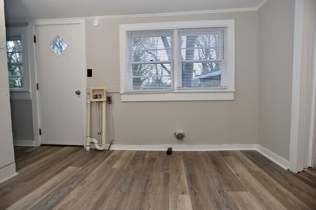 Building Photo - 634 W Bell St