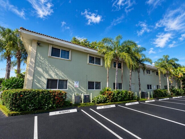 Building Photo - 1423 Holly Heights Dr