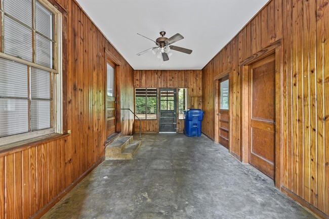 Building Photo - 400 N Elm St