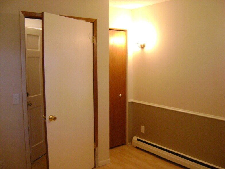 3rd room, door and closet - 2233 5th Ave, NE