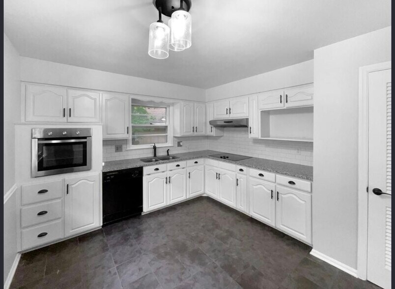 Building Photo - 119 W 104th Ter