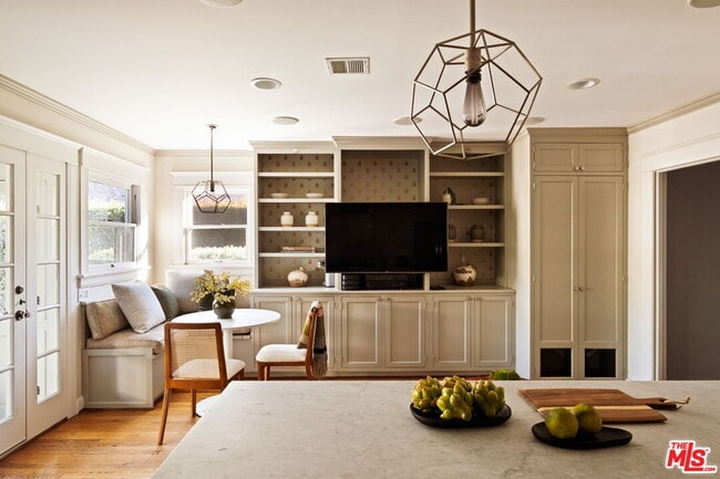 Building Photo - 1438 N Orange Grove Ave