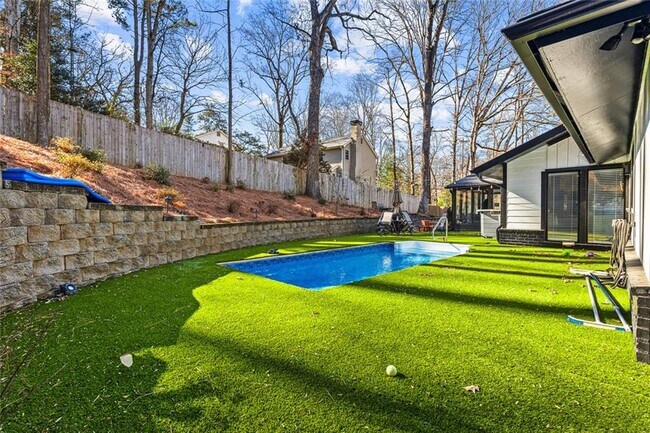 Building Photo - 915 Lost Forest Dr NW