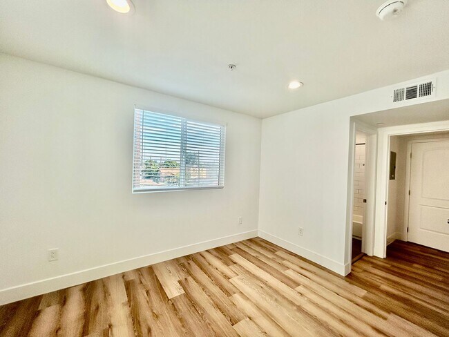 Building Photo - NewB La T 8418