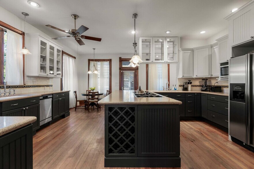 Building Photo - 1116 W 10th St