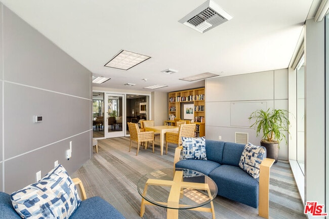 Building Photo - 13600 Marina Pointe Dr