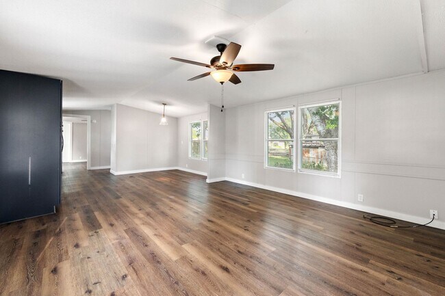 Building Photo - 3 bed 2 bath