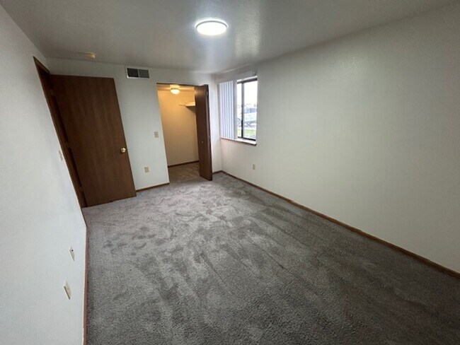 Building Photo - 2 bedroom 1 bath Middle Floor Apartment with Private Balcony!